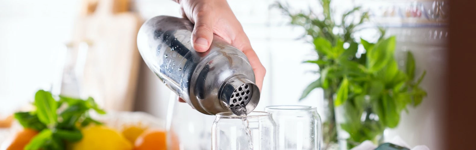 Barman Shop -Barman Shop mixologist making refreshing cocktail with hard se XVFFKWH 副本